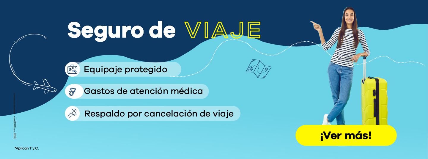Seguro de viajes, hombre se toma foto en una montaña